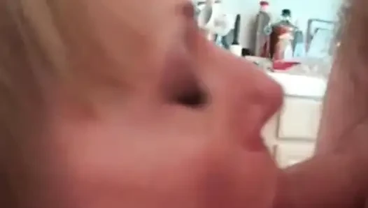 Deneyimli orta yaşlı seksi kadın genç istiyor