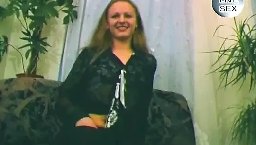 Sarışın sürtük büyük şişe sokma ile amcığını genişletiyor