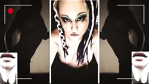 Şımarık üvey kız kardeş büyük zenci yarağı pornonuzu buldu şimdi gerçekten emdiğini görmek istiyor