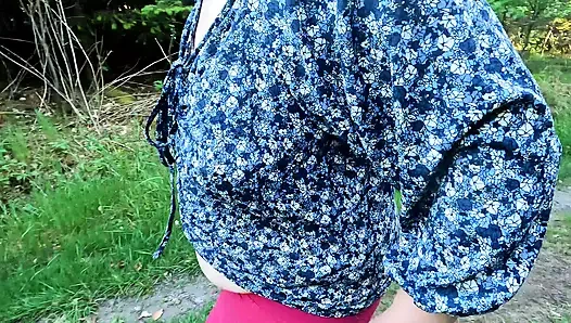 Yürüyüş yaparken memelere işkence