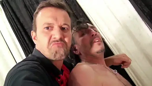 Piercingli ve dövmeli sarışın seksi orta yaşlı seksi kadın yüze boşalmayı seviyor