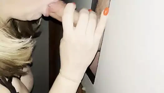 Sa femme et des inconnus au Gloryhole 1