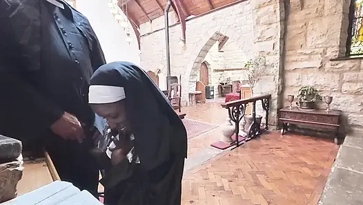 Merakın tadı Rahibe rahibenin yarağını emiyor
