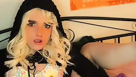 Sarışın hatun sulu amcığıyla oyuncaklarının her yerine boşalıyor, yeni canavar dildo için çok sıkı