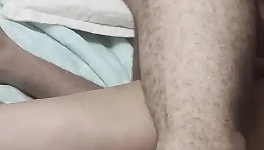 Horoz derin anal seks için sıkı kıçına girmekte zorlanıyor