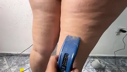 Barber saçımı aldı, tamamen pürüzsüz ve azgındım, çok emdim ta ki süt göğüslerime bulaşana kadar