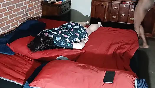 Sonunda gerçek bir çift ateşli porno yıldızları gibi sikişiyor