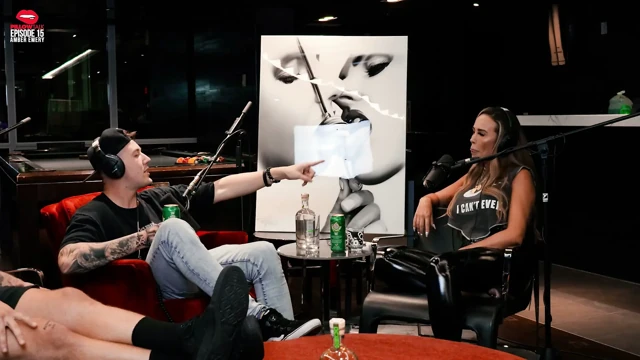 Amber Emery büyükbabanın küllerini kokluyor ve göğüslerini teşhir ediyor