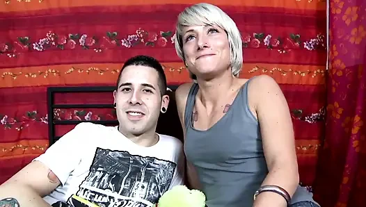 Azgın sürtük derin göt sikişinin tadını çıkarıyor