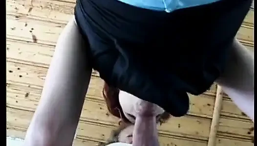 Azgın sürtük kızıl saçlı ev duvarlarının yanında ağzına boşalmak için susamış seviyor