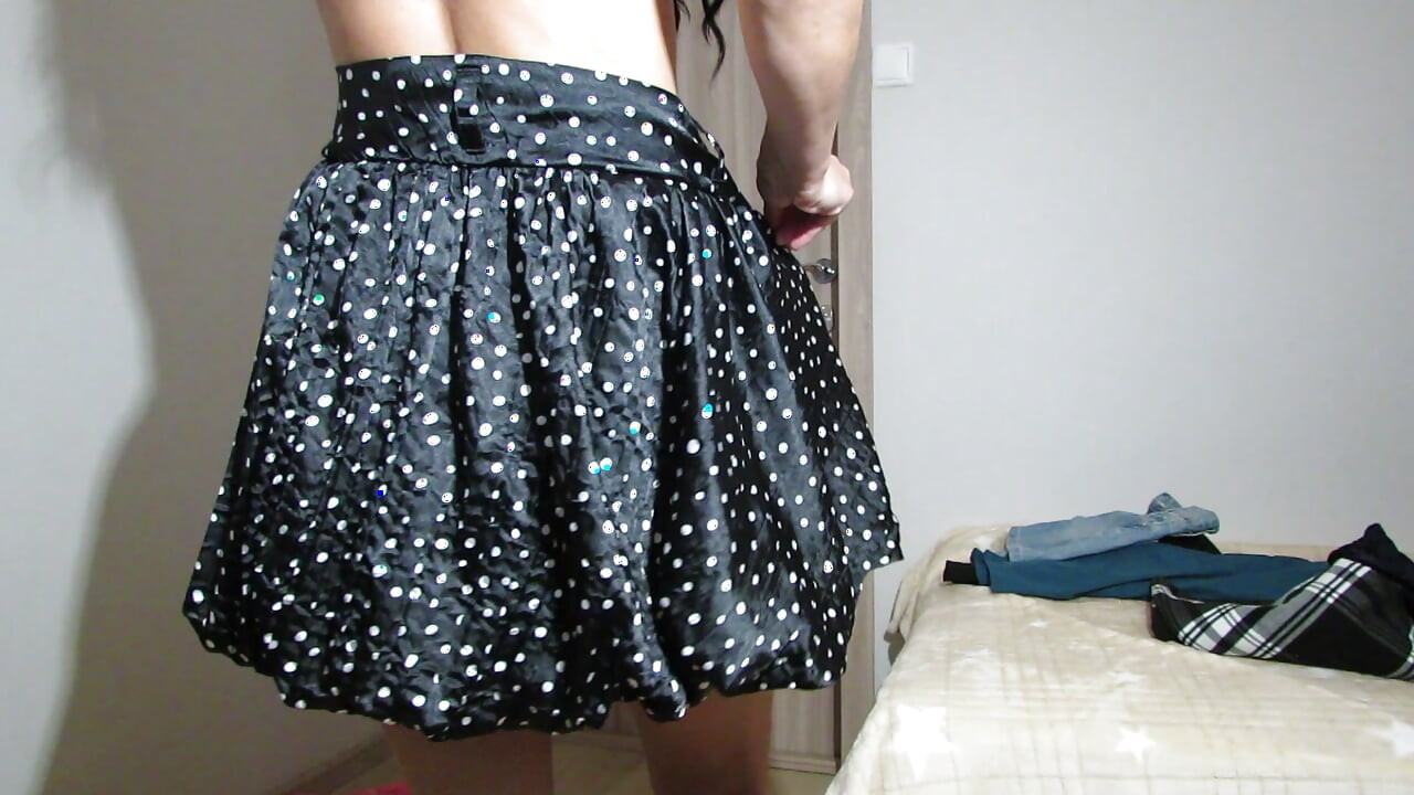 Külotsuz ve açık meme uçlu sutyenli bir bayan tarafından etek deniyor