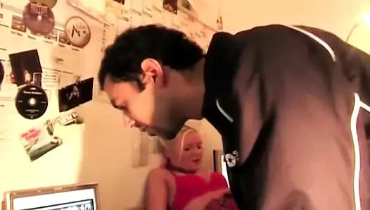Ahegao sarışın zonklayan yarağı yalıyor tükürüyor