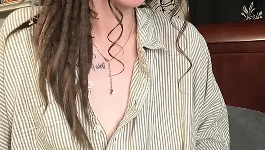 Annen sigara içme fetişini keşfetti ve fantezini gerçekleştiriyor