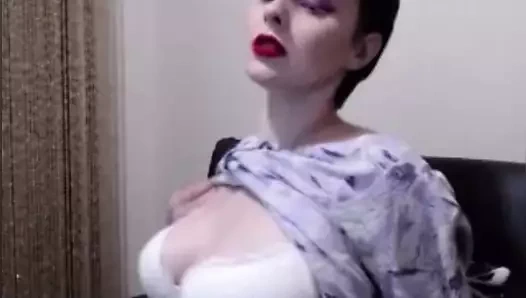 Büyük göğüslü Rus kız