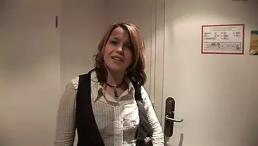 18 yaşındaki Alman genç kız büyük dildoyla oynamayı seviyor