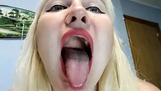 Rus sarışın göğüsleri kedi ve kıçını gösterir