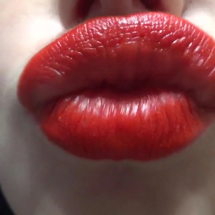 Öp beni bebeğim! Kırmızı ruj ve büyük seksi dudak fetişi