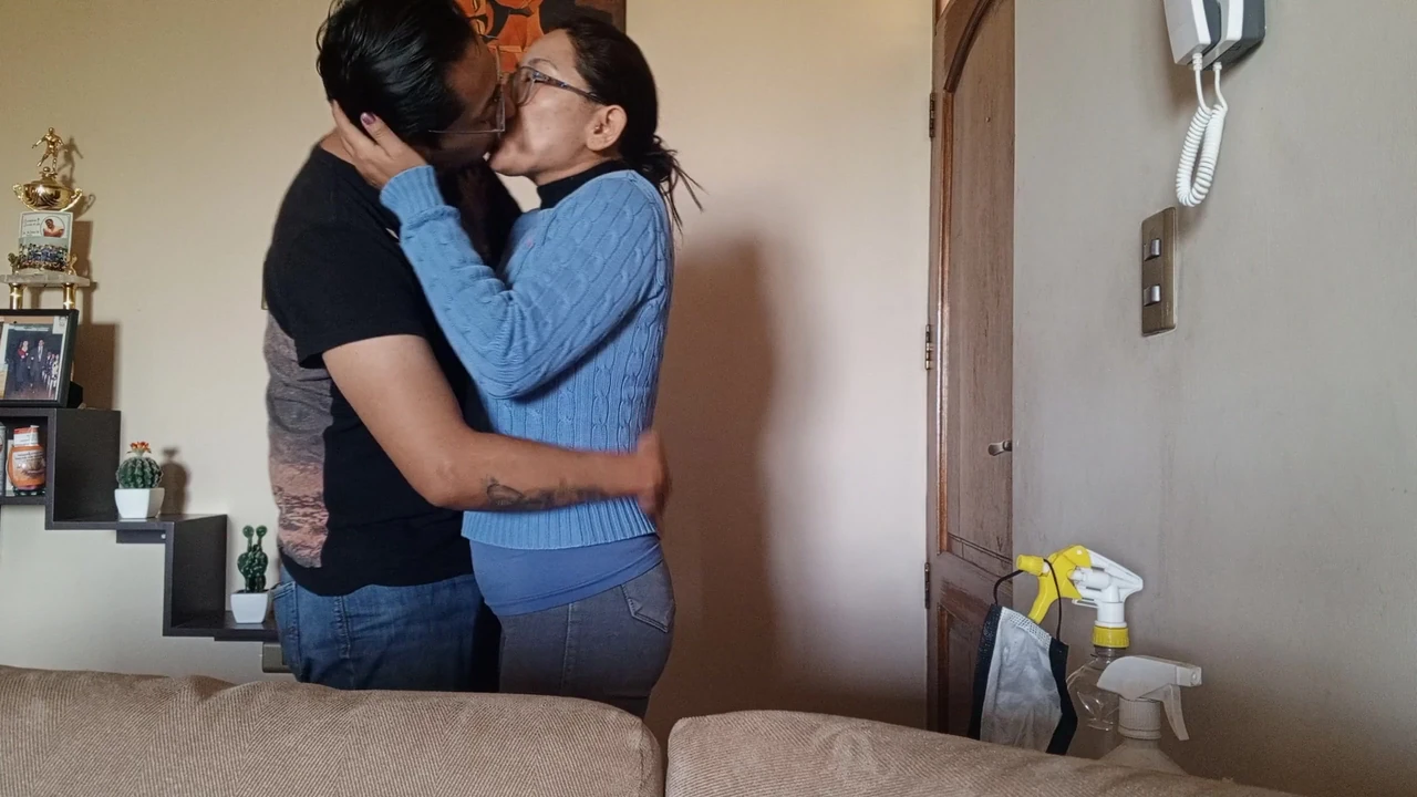 Hàng xóm không chung thủy trong khi chồng cô ấy tắm