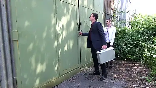 Ateşli kızlar ve dev yaraklarla açık havada seksi sikiş