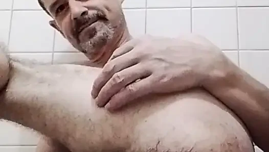 Kıllı götlü ve taşaklı genç baba kendine yumruk sokuyor