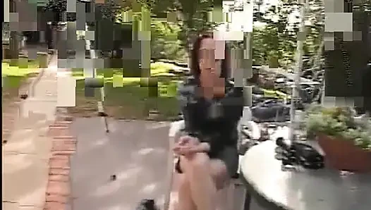 Seksi esmer kanepede bacaklarını açıyor ve kalın yarakla sikiliyor