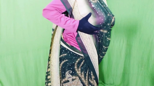 Hintli güzel tesettürlü Müslüman çift sikişmeye susamış