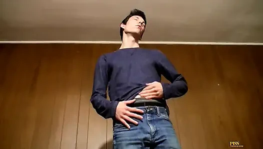 Cooper bir kavanozu sidikle dolduruyor