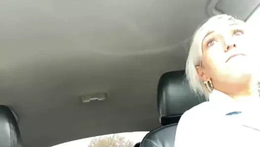 Seksi sarışın – seksi sigara içen