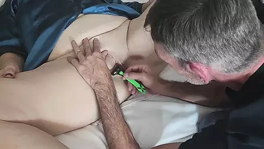 Üvey kuzen jerry vee'nin amını tıraş ediyor!