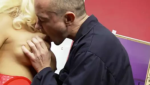 Michelle thorne büyük memeli bir fahişe sikiliyor