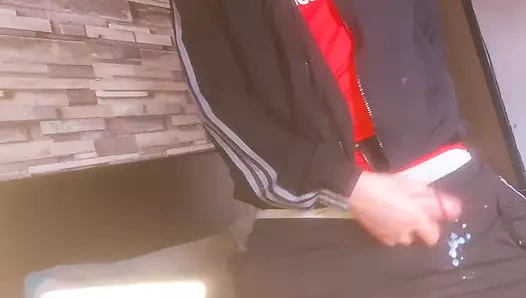 Adidas trackie boyz mastürbasyon yapıyor