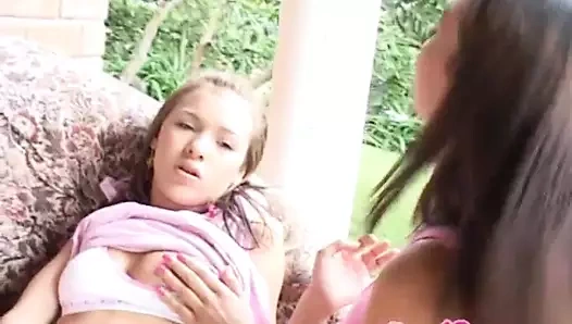 Minyon genç selina ateşli lezzetli amcığını yalıyor