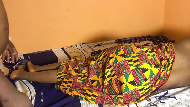 Üvey kız kardeşim yatağımda sadece külot giyiyor (Afrikalı ev yapımı)