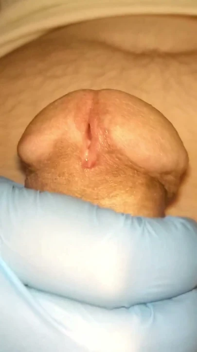 Mutfak hazırlığı yanlış gitti - yalnız erkek mavi eldivenle mastürbasyon yapıyor