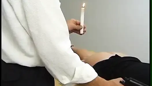 Olgun sarışın dominant erkekler tarafından yumruklanıyor ve kırbaçlanıyor