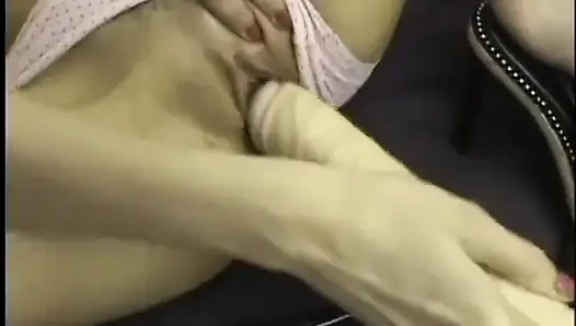 Bekarlığa yemini Layla Rivera genç amını ıslatmak için büyük bir dildo alıyor