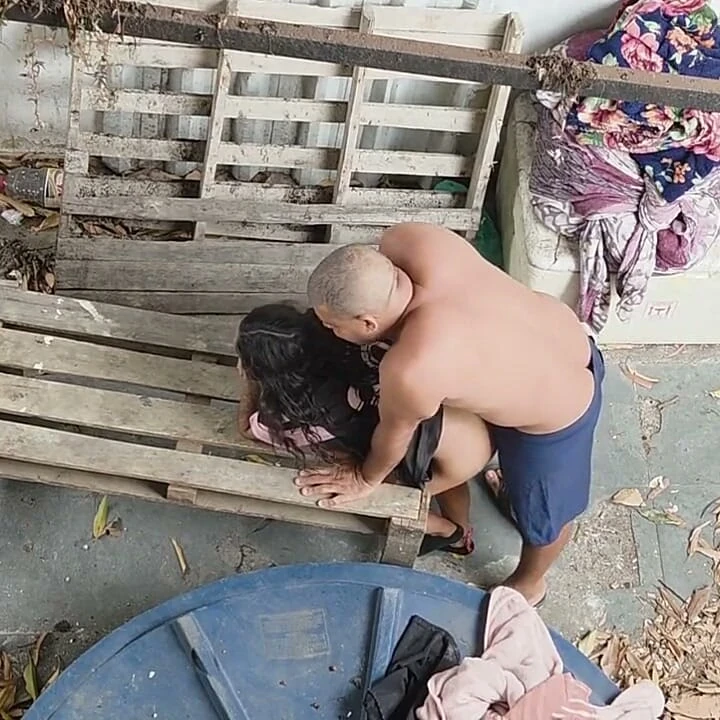 Arka bahçede eski broşla sıcak seks