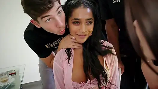 Rossavaxx ve Yasminakhan iki BBC ve üç dev beyaz penis tarafından dövülerek ırklararası grup seks