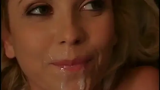 Güzel götlü sarışın bal kanepede amını şişman tatlı yarakla siktiriyor