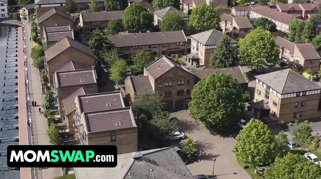 Momswap - горячие грудастые мачехи Casca Akashova и Jane Dove учат своих ботанистых пареньков удовлетворять девушек