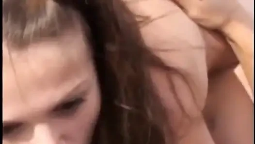Seksi minyon esmer açık havada kaslı adamlarla grup seks sırasında iki yarağı birden alıyor