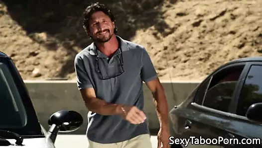 genç bebeğim öğürerek üzerinde büyük çocuklar horoz