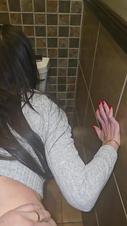Orta yaşlı seksi kadın ağzına boşalıyor