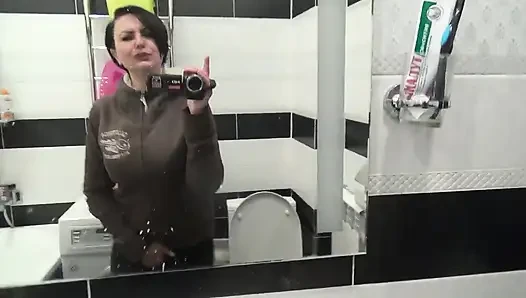 Uzun çaresizlik ve çok fazla sıvıdan sonra uzun ve çok fazla tuvalette işiyor