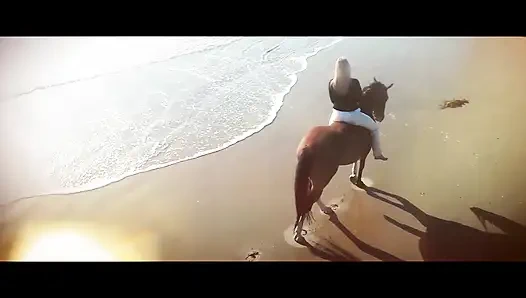 Sarışın edepsiz kız amına dokunmayı seviyor