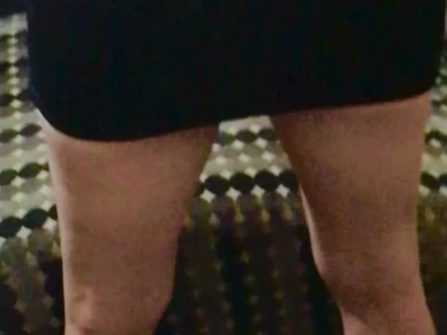 Peek yukarı benim kısa siyah etek amerikan milf 24
