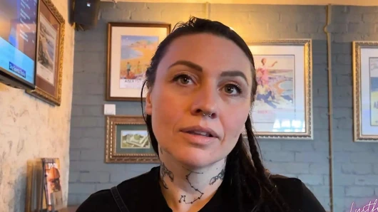 Ev yapımı sidikli sürtük eski sevgilim tarafından baştan çıkarılıyor