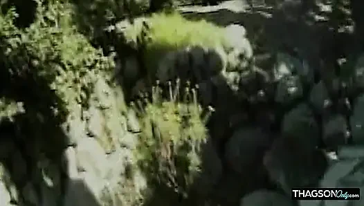 Sarışın hatun açık havada fışkırtarak orgazm olmak için esmeri parmaklıyor