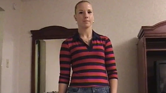 Sıkı vücutlu sarışın bomba küçük yaraklarla büyüsünü yapıyor