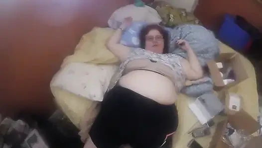 Толстушка играет с ее киской и сосет горячий грязный член!